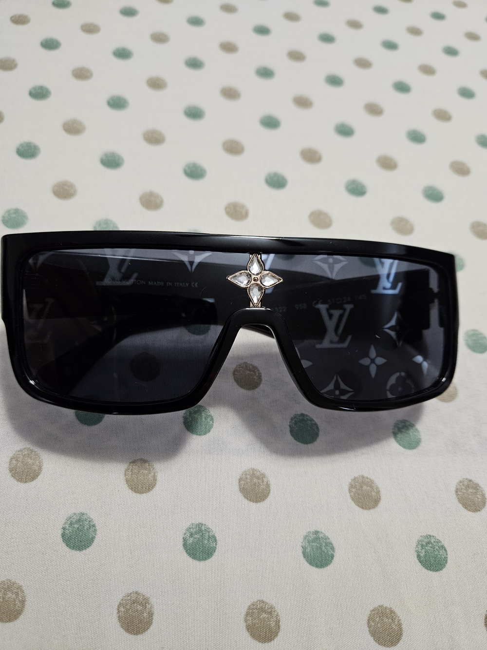 New-Fashion L Black Shield Sunglasses with Monogram Lens Accent For Men Or Women